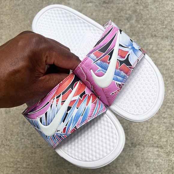 WMNS NIKE BENASSI SWOOSH JDI PRINT SLIDE PINK WHITE BLUE FLOWER FEATHER HABANERO - Picture 3 of 9